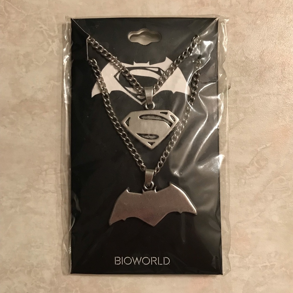 BRAND NEW SUPERMAN & BATMAN BESTIES NECKLACE